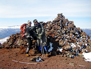 Cumbre del Cerro Colorado con nuestros guías de montaña
